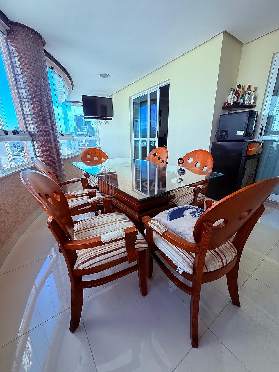 Lindo e moderno no centro de Balneário Camboriú, área de lazer completa, mobiliado, taxas inclusas - foto 1